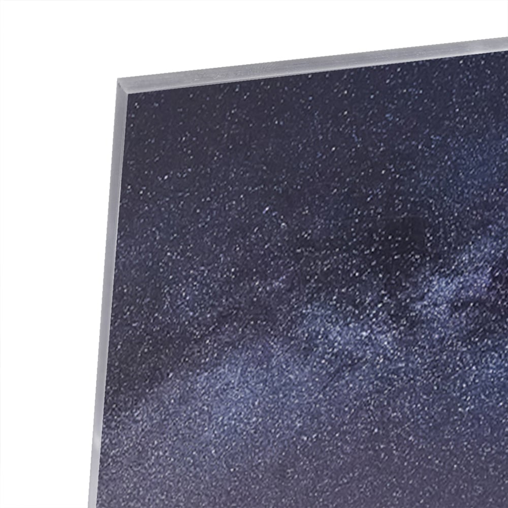Glazen schilderij met sterrenhemel en bergen aan de wand