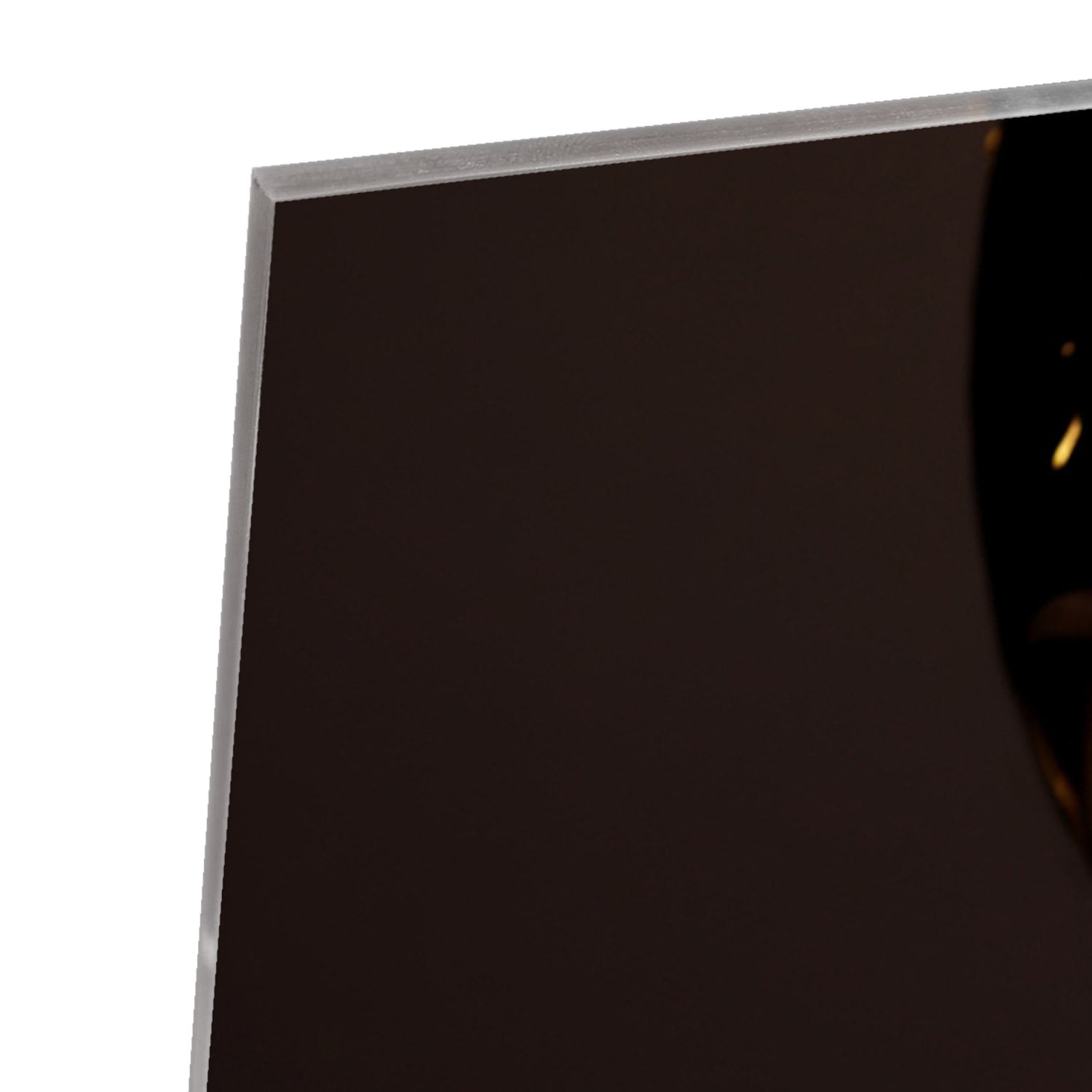 Glazen schilderij met een vrouwelijk gezicht in gouden tinten op een witte muur.