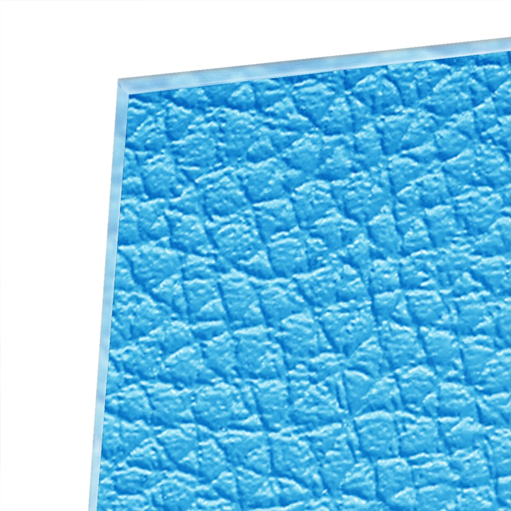 Blauw glazen schilderij met unieke textuur aan de muur in een moderne woonkamer