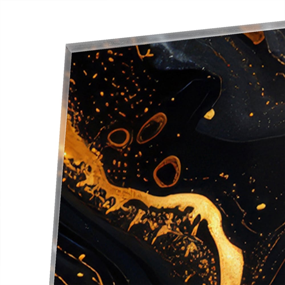 Glas schilderij met een zwart en gouden marmerdesign aan de muur in een moderne woonkamer