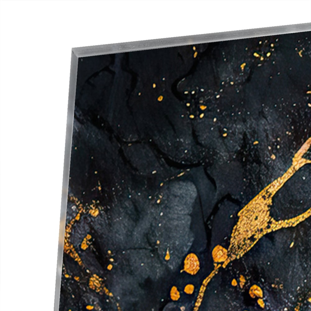 Glazen schilderij met marmerlook in zwart met gouden details aan de muur.
