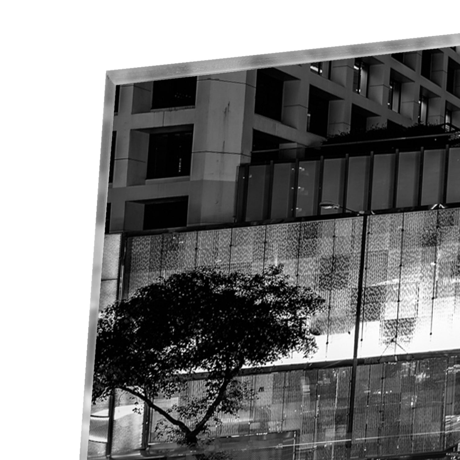 Glazen schilderij met stadslichten in zwart-wit boven een moderne meubelset.