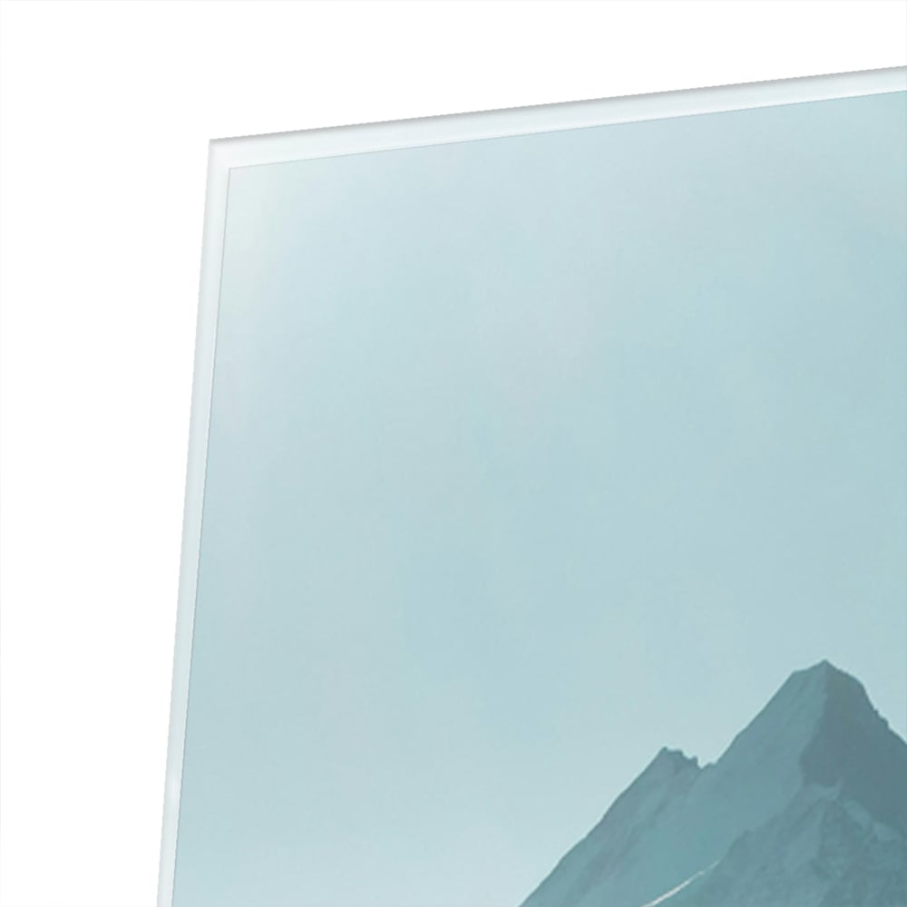 Glazen schilderij met bergen en reflecties in water.