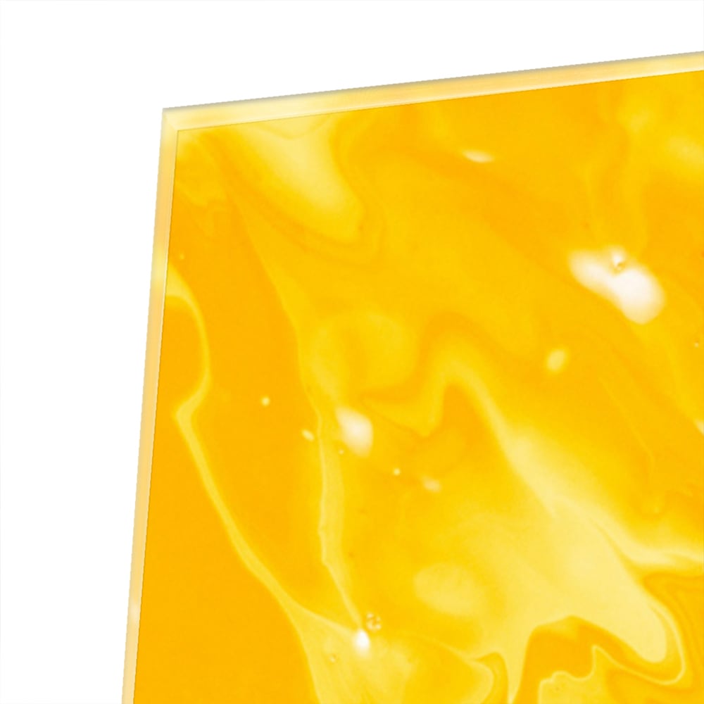 Abstract geel glazen schilderij aan de muur in een moderne woonkamer.
