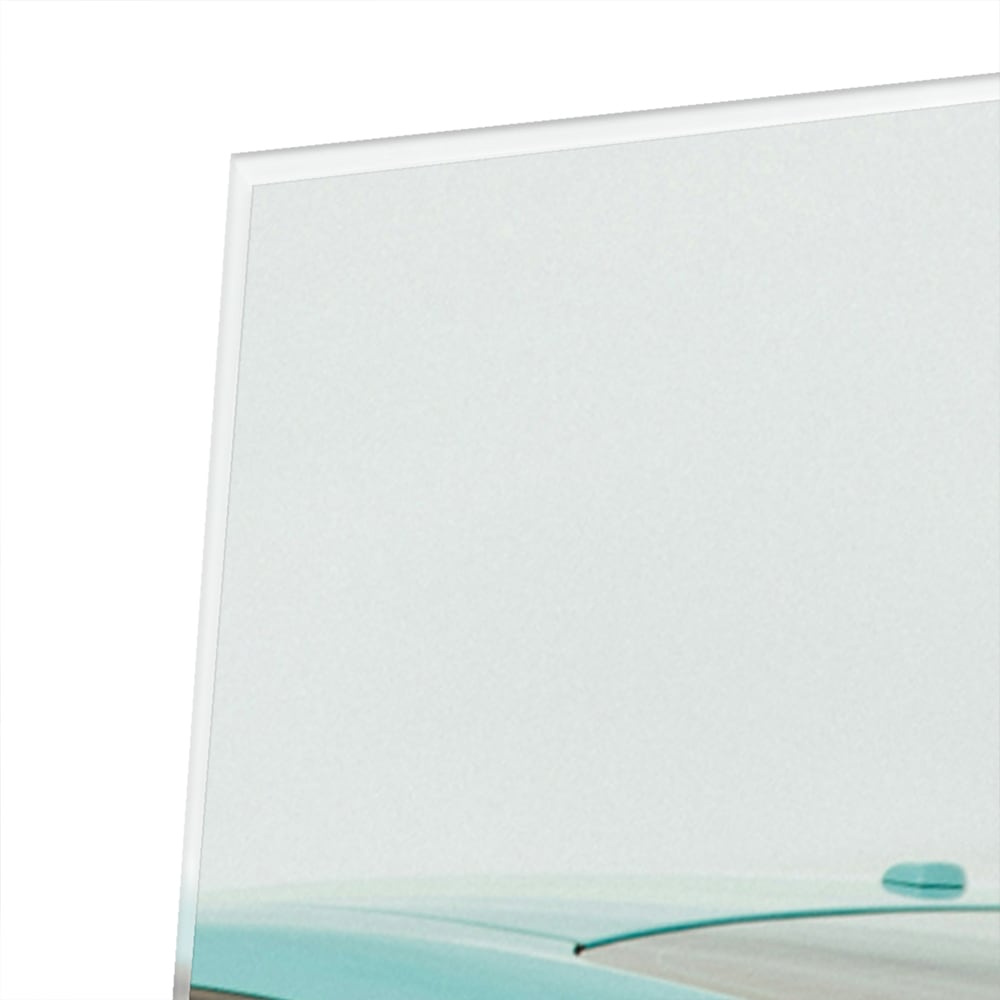 Glazen schilderij van een turquoise sportauto aan de muur in een moderne woonkamer