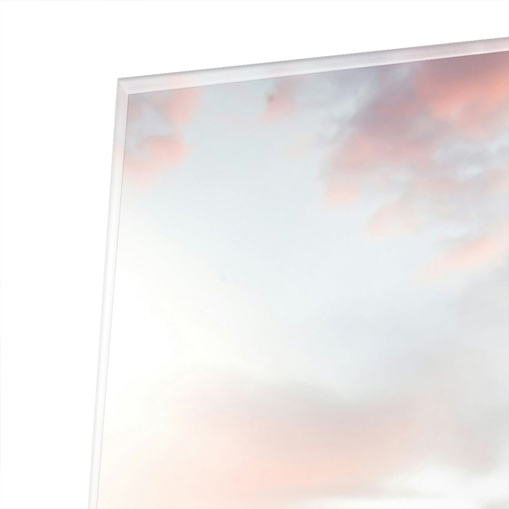 Glazen schilderij van een sportwagen afgebeeld in de natuur met bergen op de achtergrond.