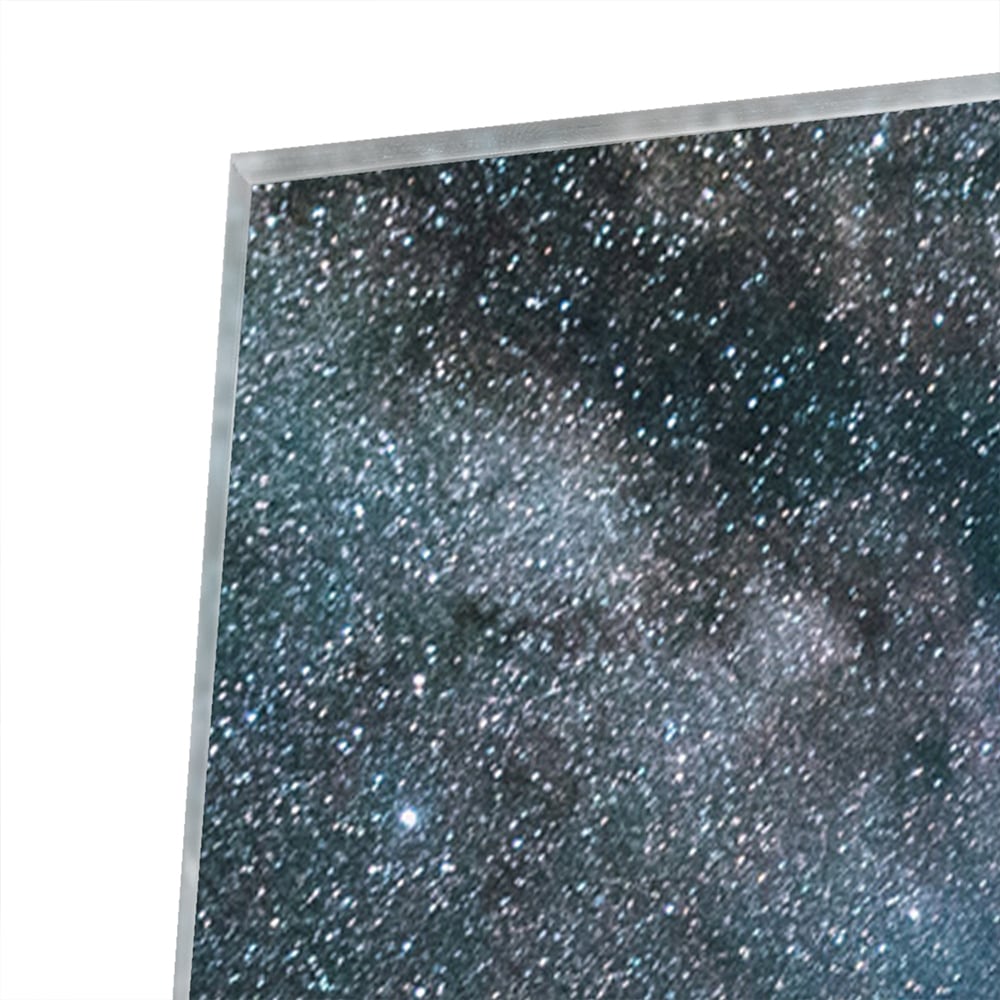 Glazen schilderij van een sterrenhemel met een lichtstraal.