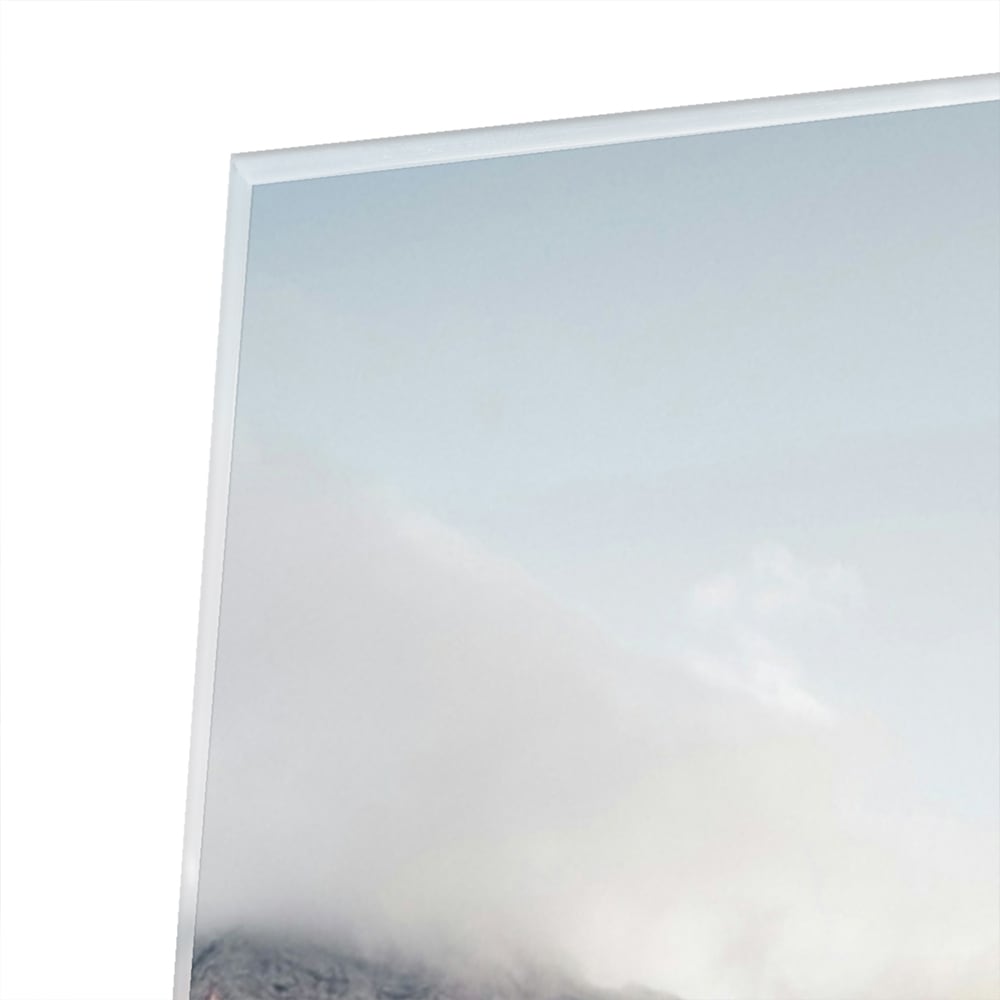 Glazen schilderij van een berghut aan een kalm meer met bergen op de achtergrond.