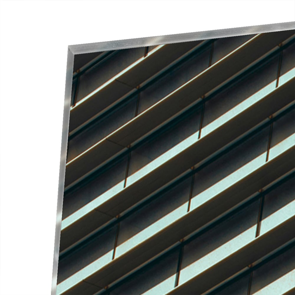 Stijlvol glazen schilderij met zwarte lijnen aan de muur in een moderne woonkamer.