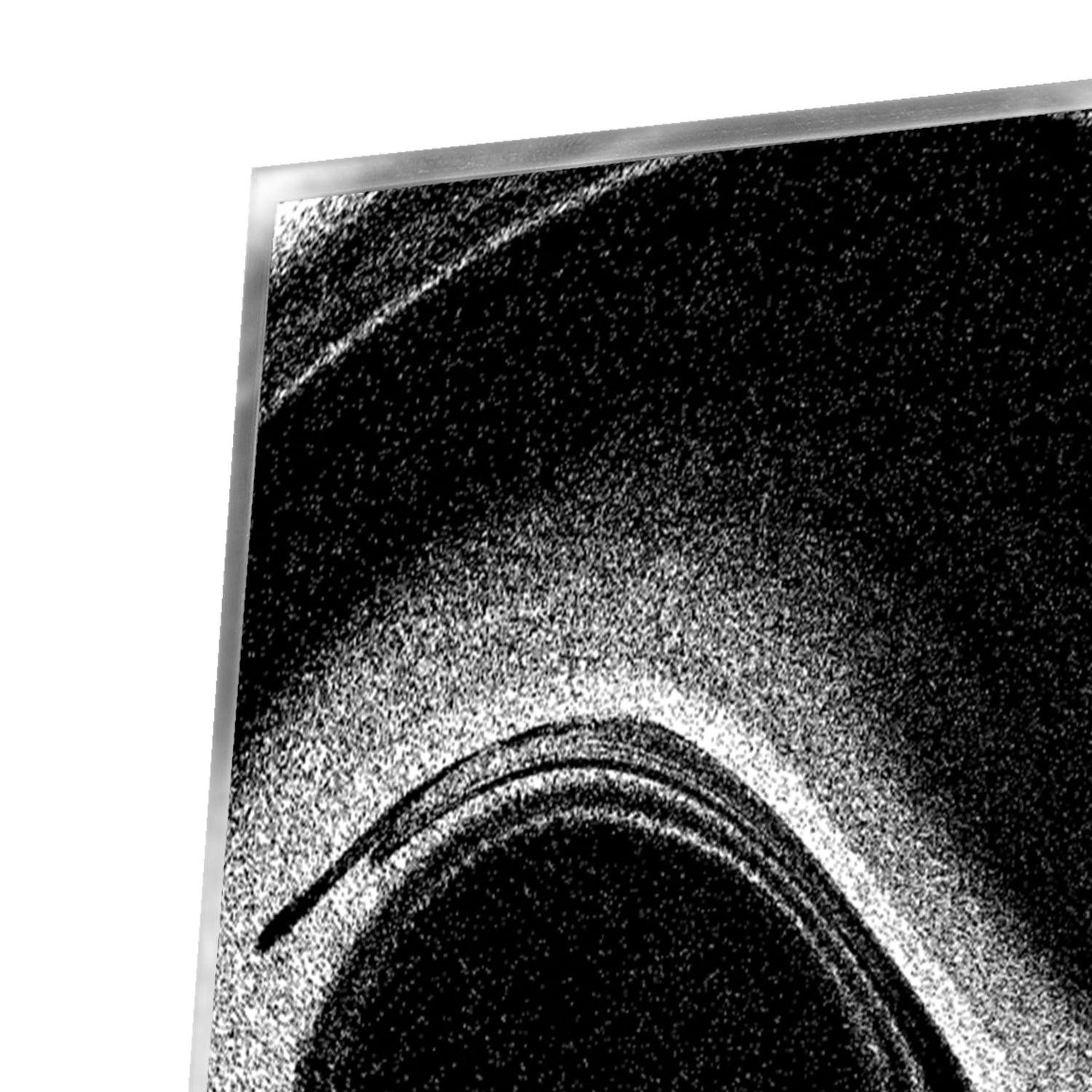 Zwart-wit glazen schilderij met abstracte golven, geschikt voor moderne interieurs.