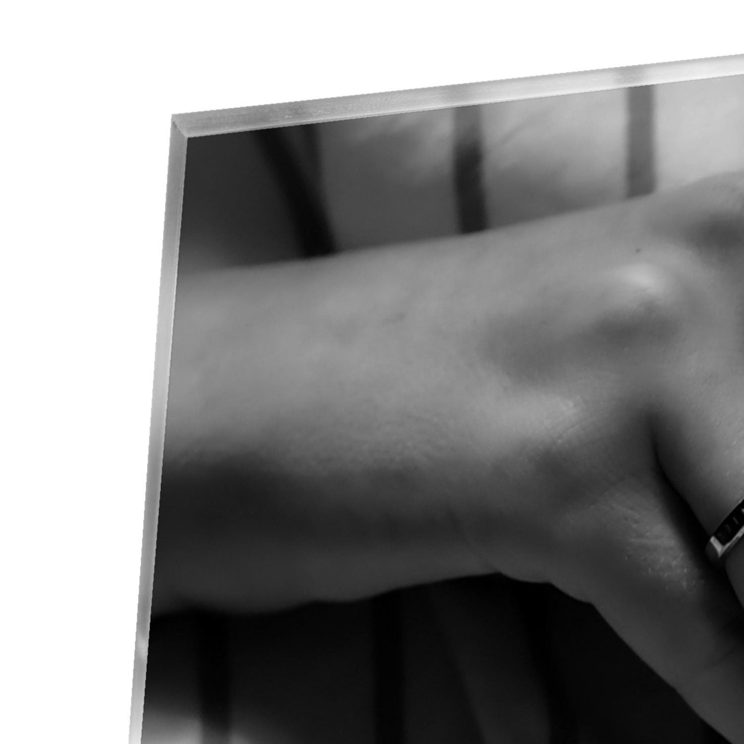 Glazen schilderij met close-up van luxe accessoires op een wand.