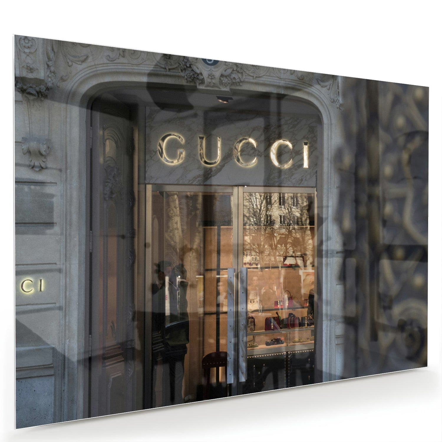 Elegant glazen schilderij van de Gucci etalage in een modern interieur.