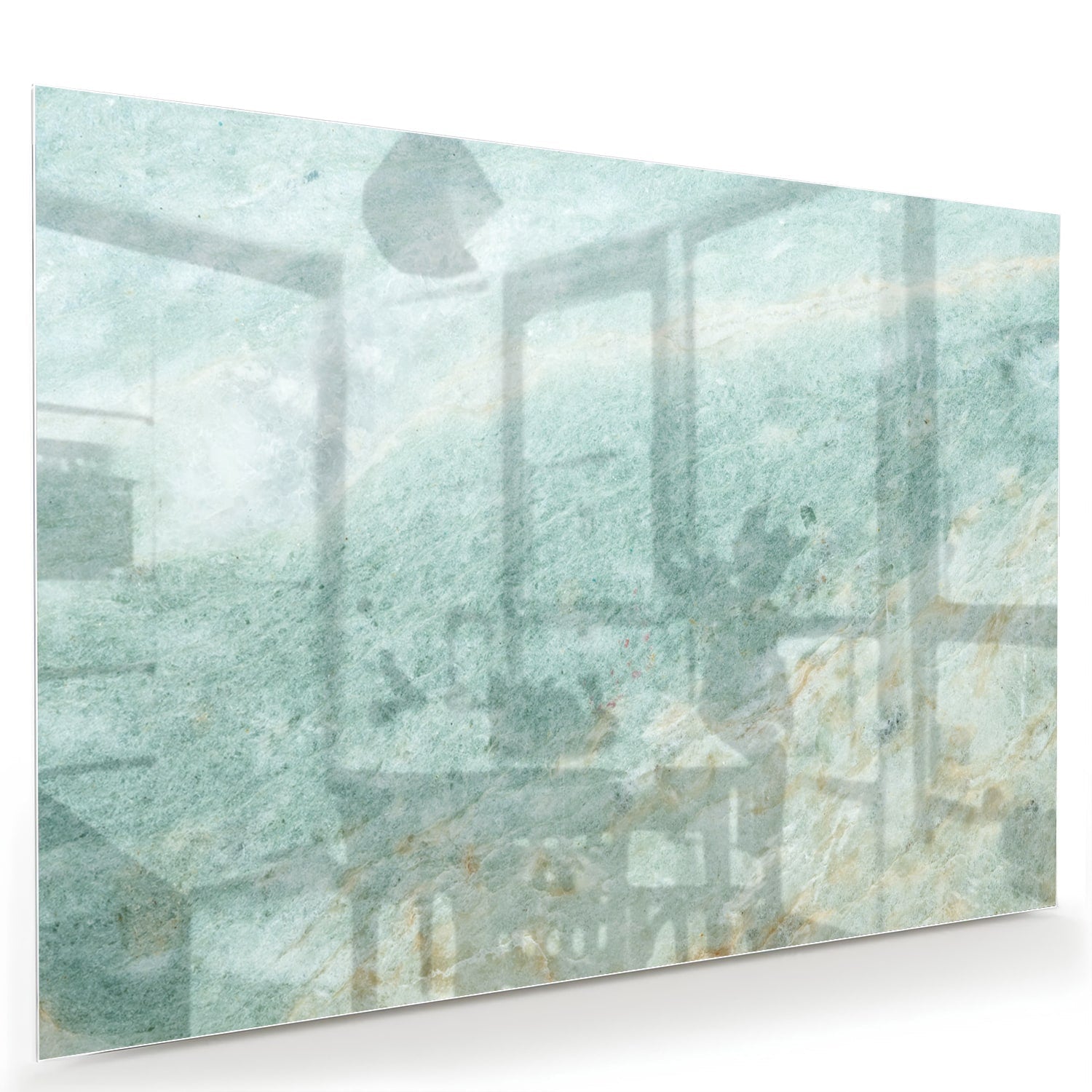 Abstract glazen schilderij in groentinten aan de muur in een moderne woonkamer.