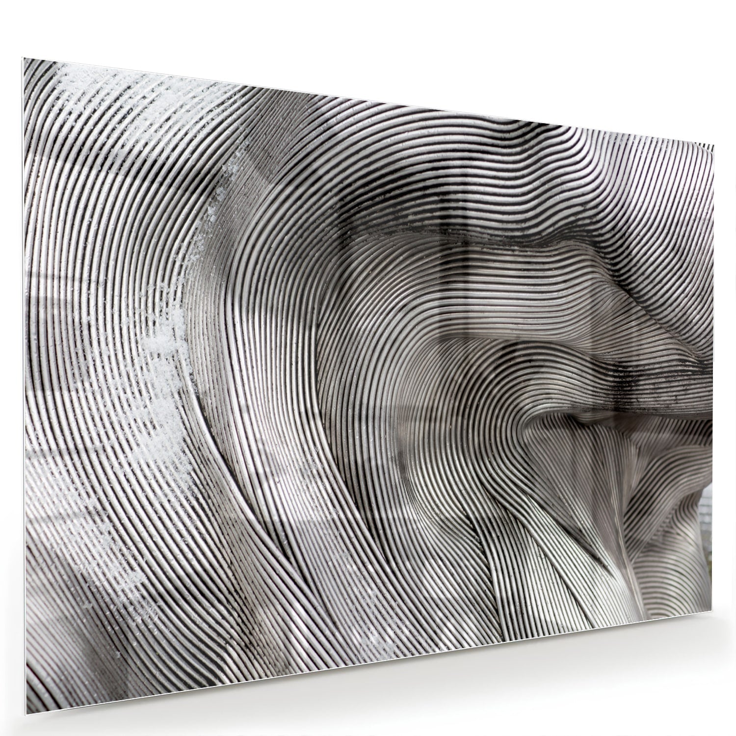 Abstract glazen schilderij met golvende lijnen in een lichte ruimte