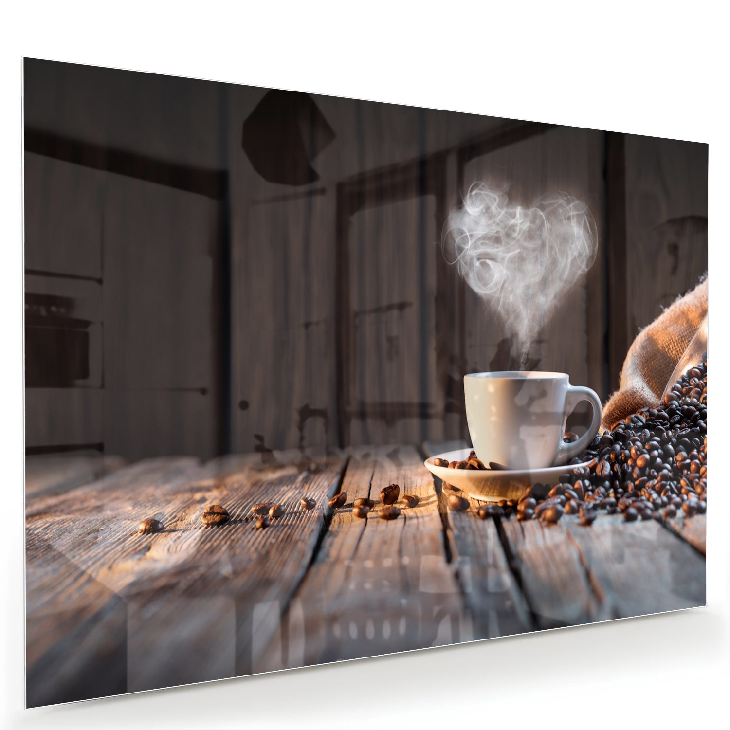 Glazen schilderij met een dampende kop koffie en koffiebonen op een houten tafel.