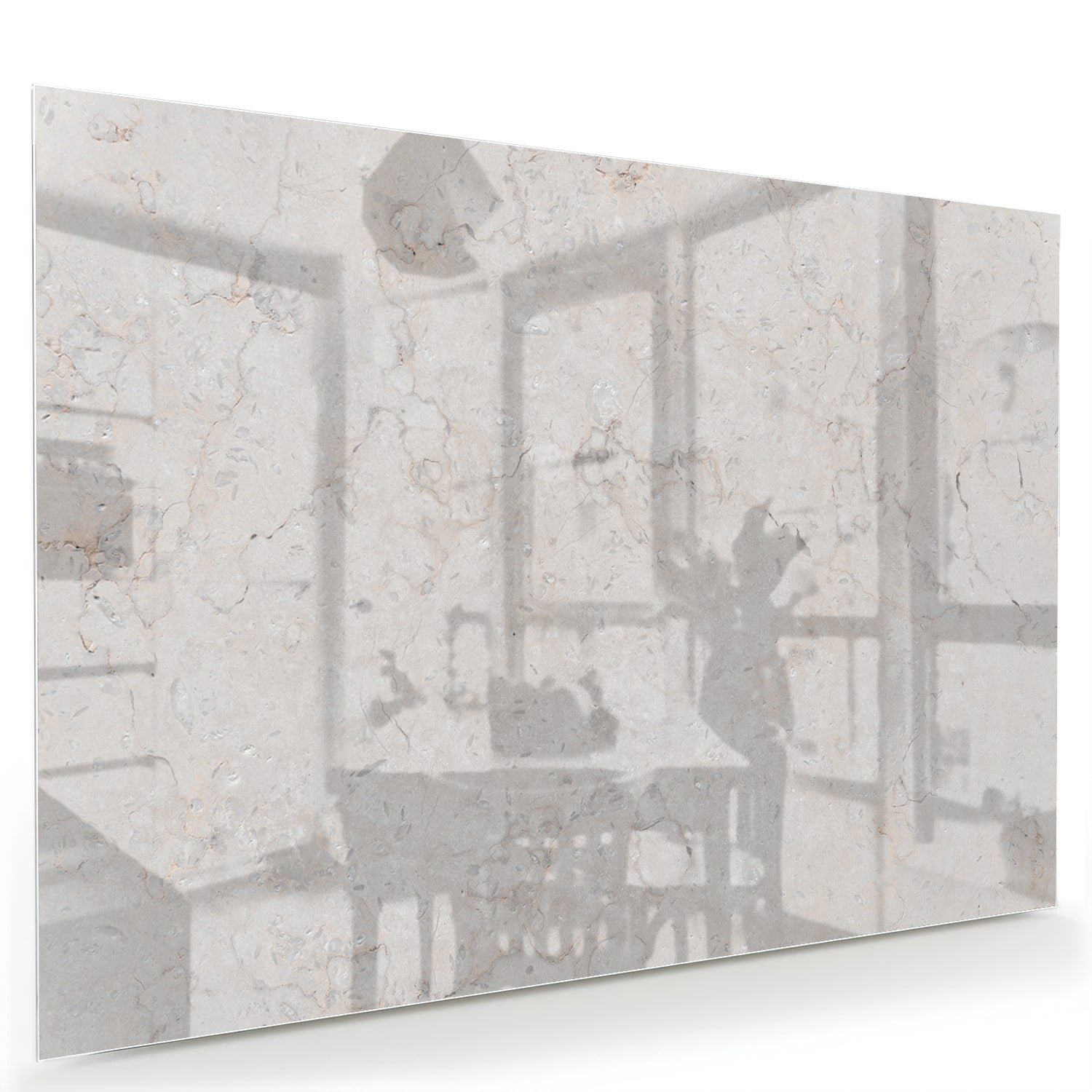 Abstract glazen schilderij met lichte marmerlook aan de muur in een modern interieur