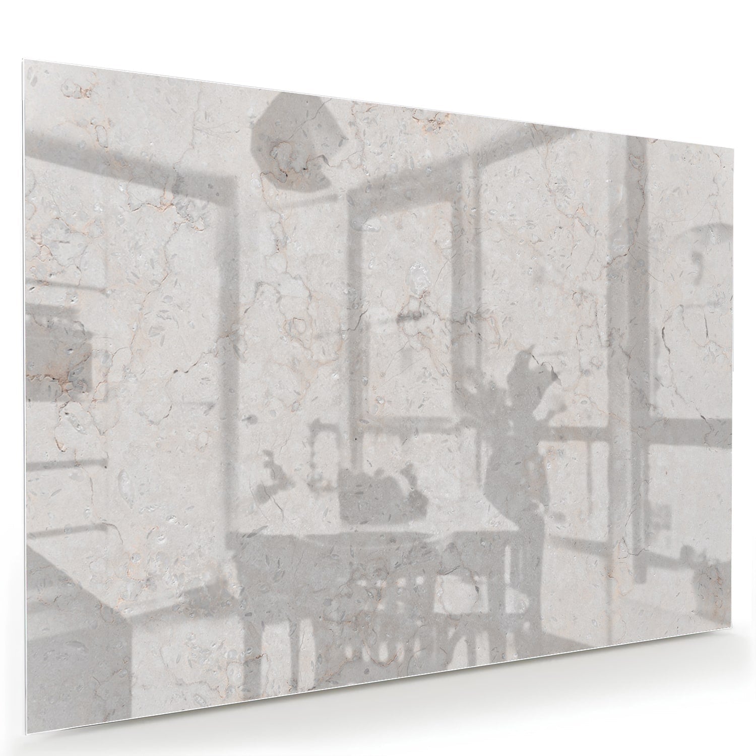 Abstract glazen schilderij met lichte marmerlook aan de muur in een modern interieur