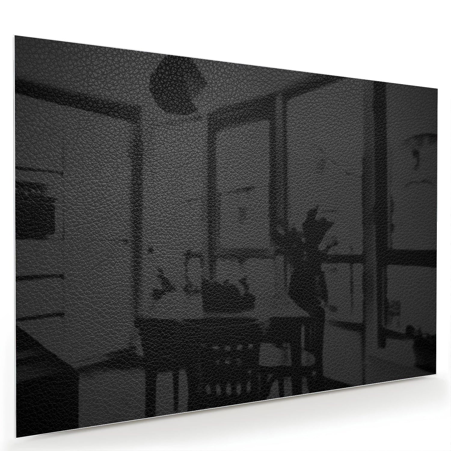 Elegant zwart glazen schilderij in een moderne woonkamer.