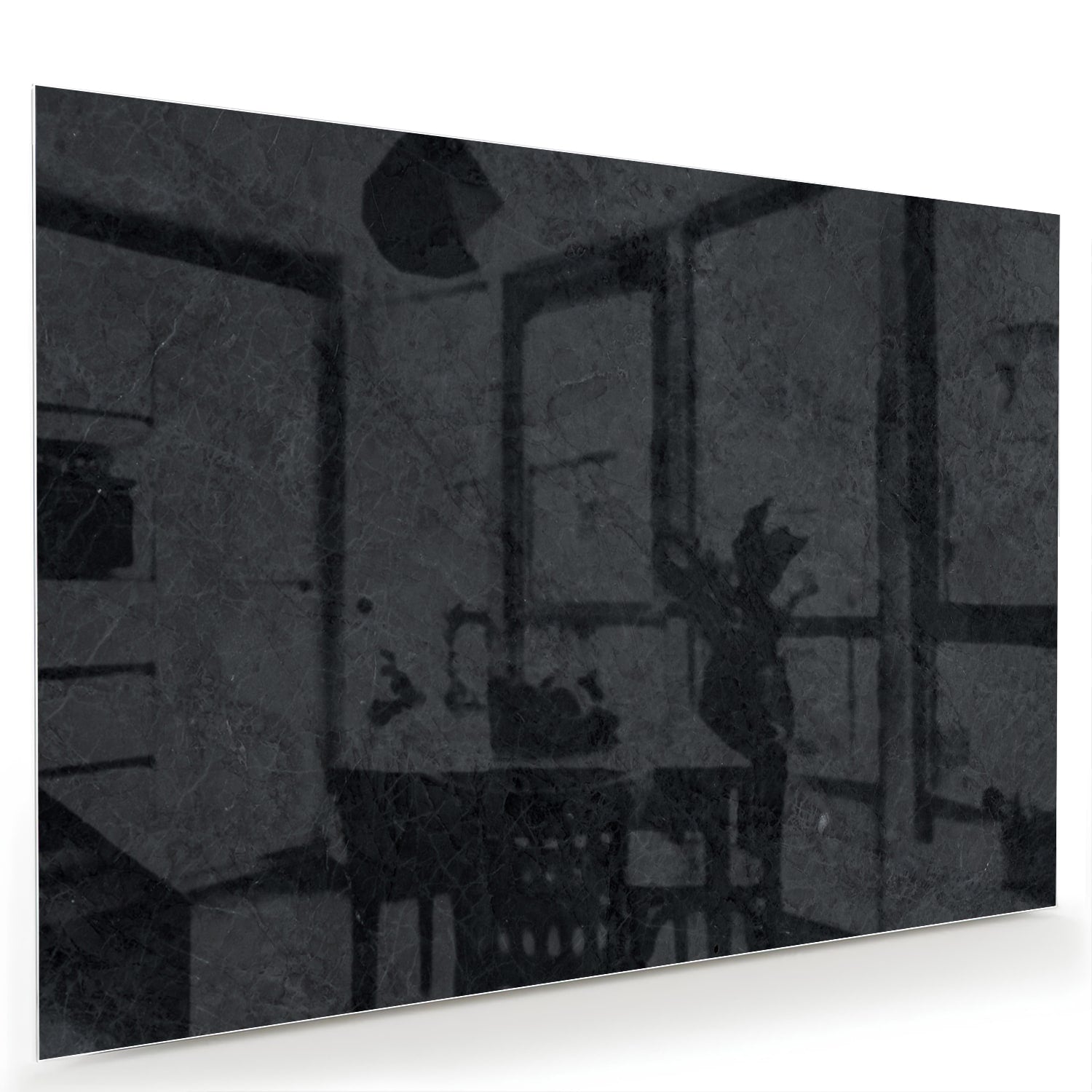 Minimalistisch glazen schilderij aan de muur in een moderne woonkamer.