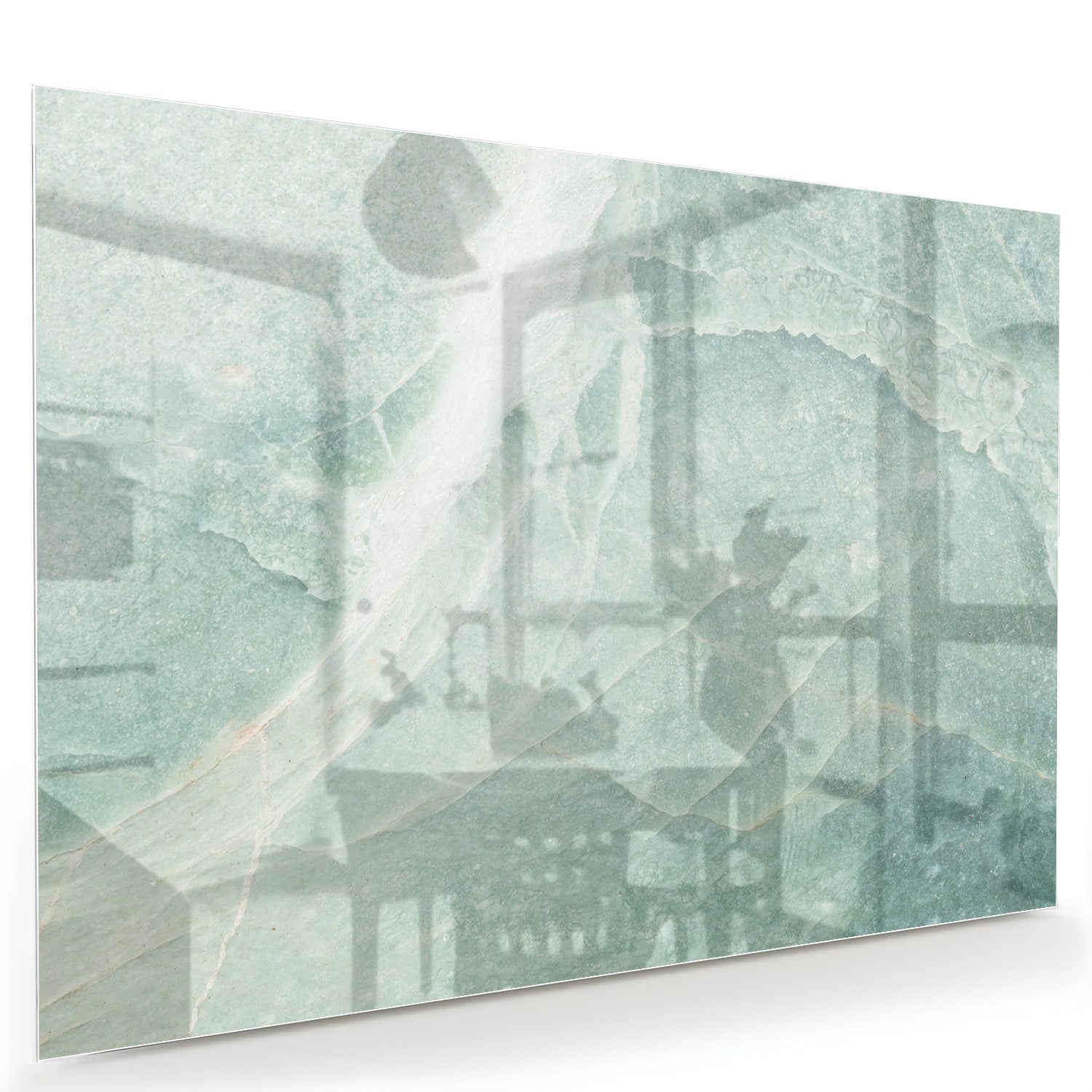 Abstract groen glazen schilderij aan de muur boven een houten meubel.