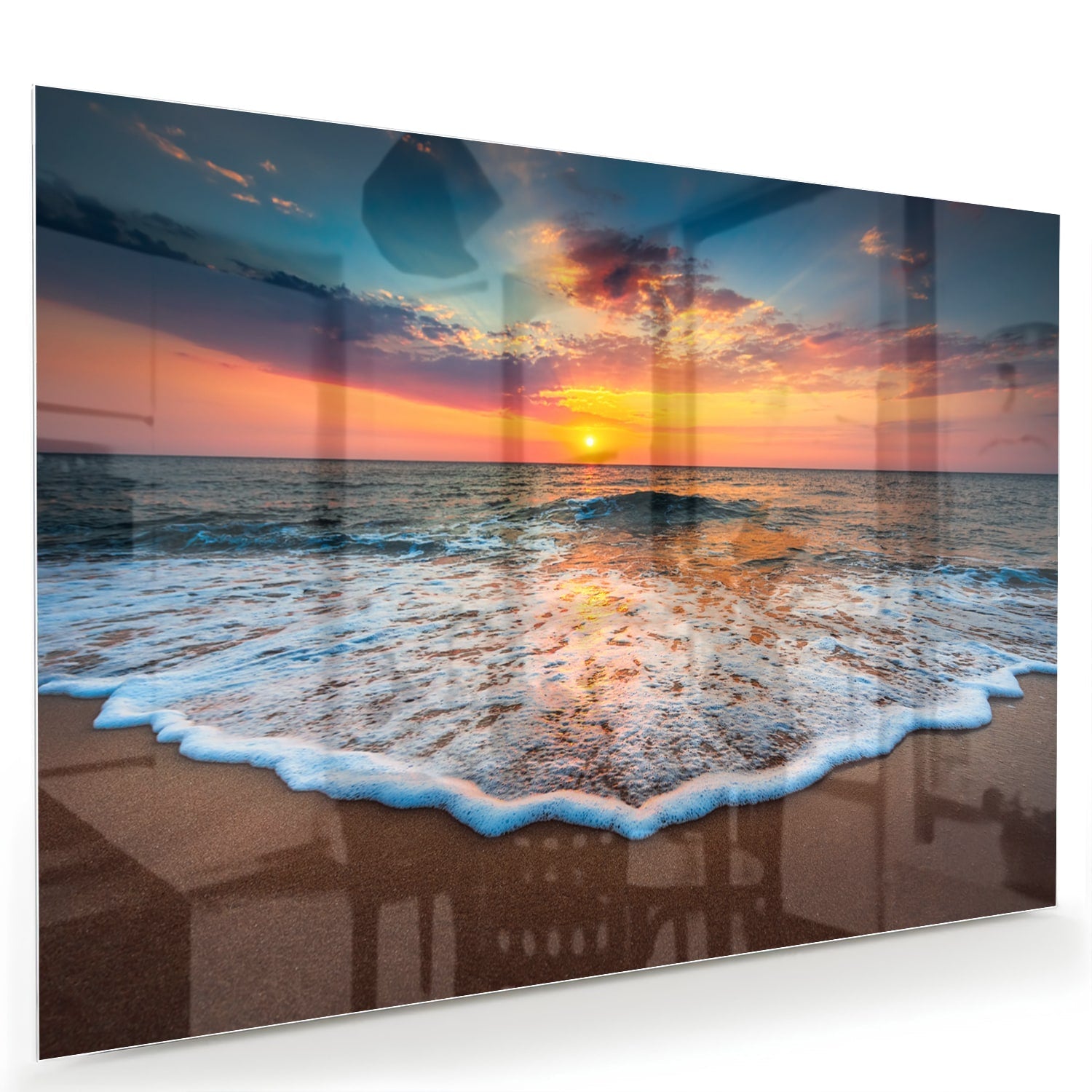 Glazen schilderij van een zonsondergang boven de zee met een warme kleurenpalet.