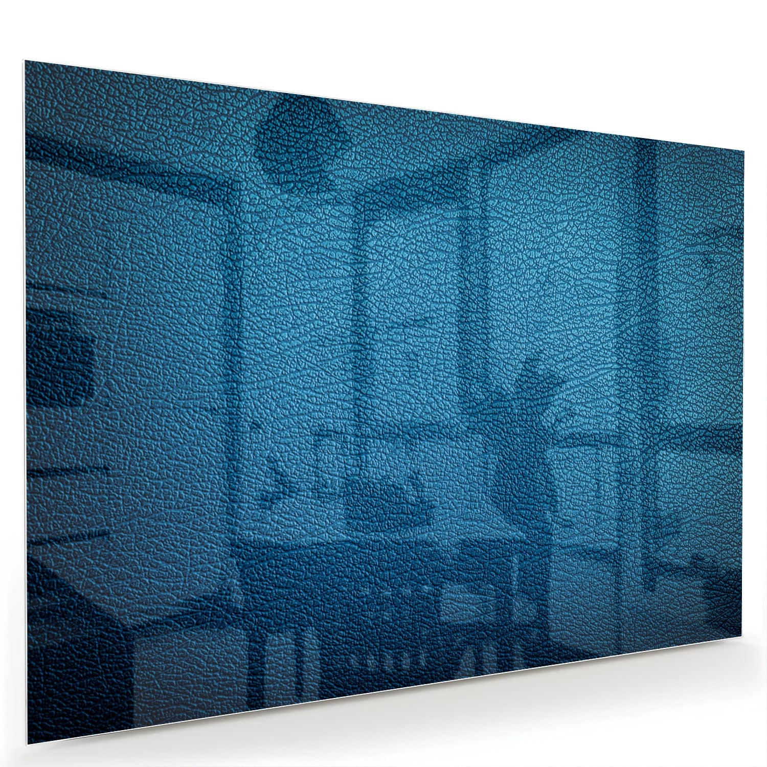 Blauw glazen schilderij met reflecties aan de muur in een moderne woonkamer.