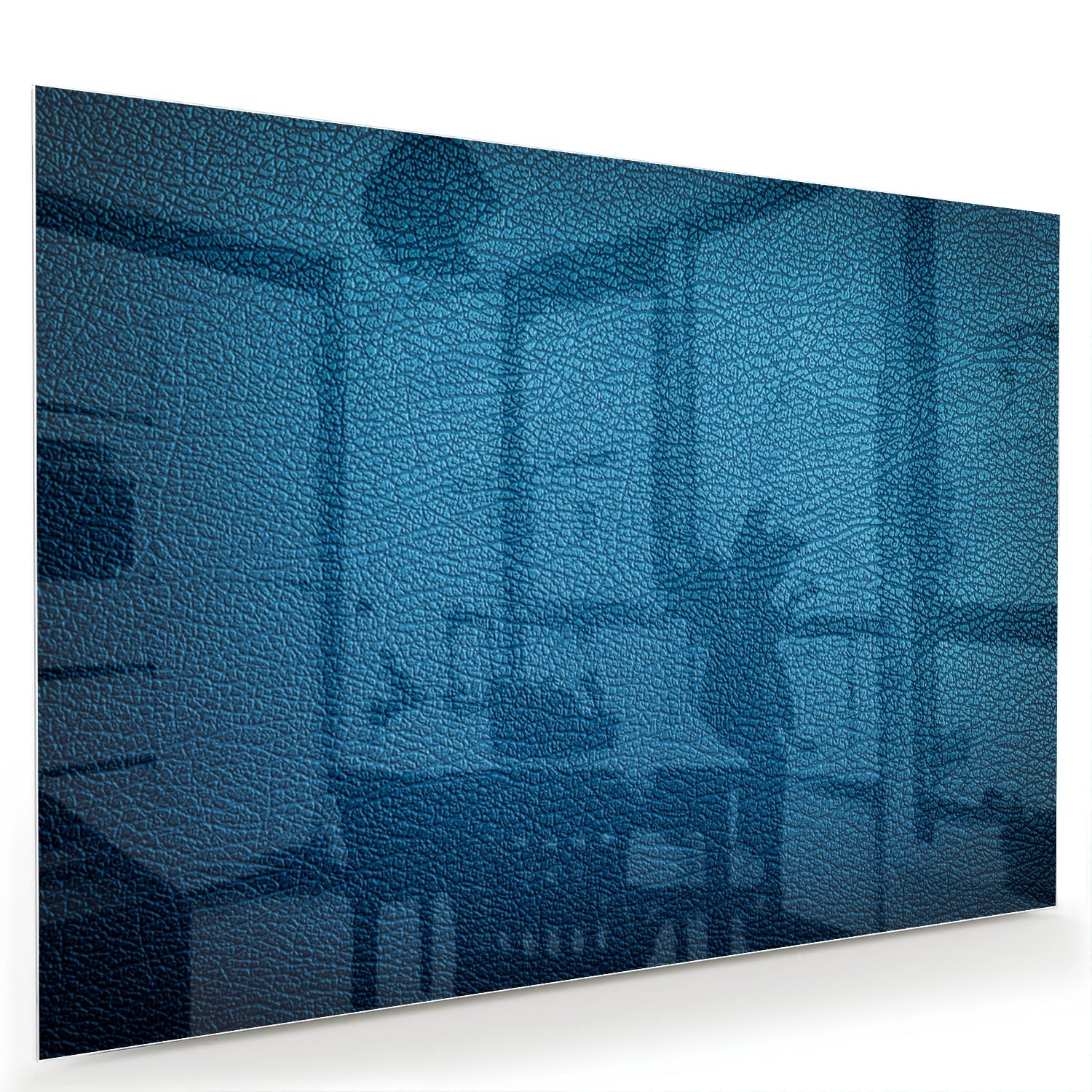 Blauw glazen schilderij met reflecties aan de muur in een moderne woonkamer.