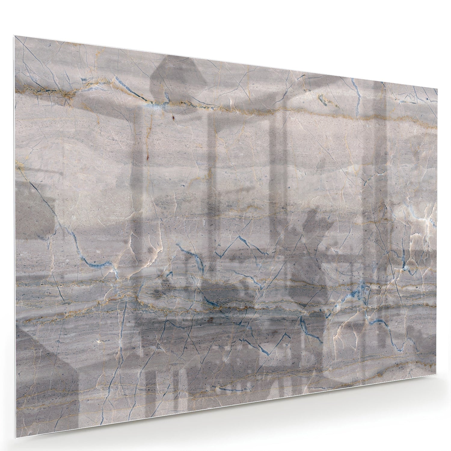 Glazen schilderij in aardetinten hangt aan de muur in een moderne woonkamer.