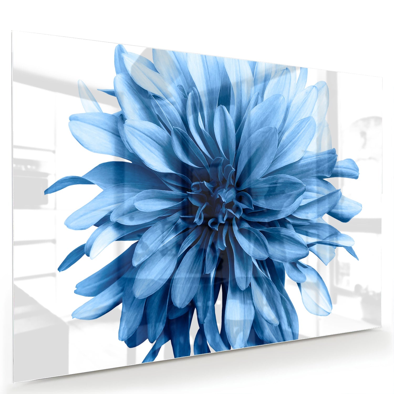 Glazen schilderij van een blauwe bloem in een moderne woonkamer