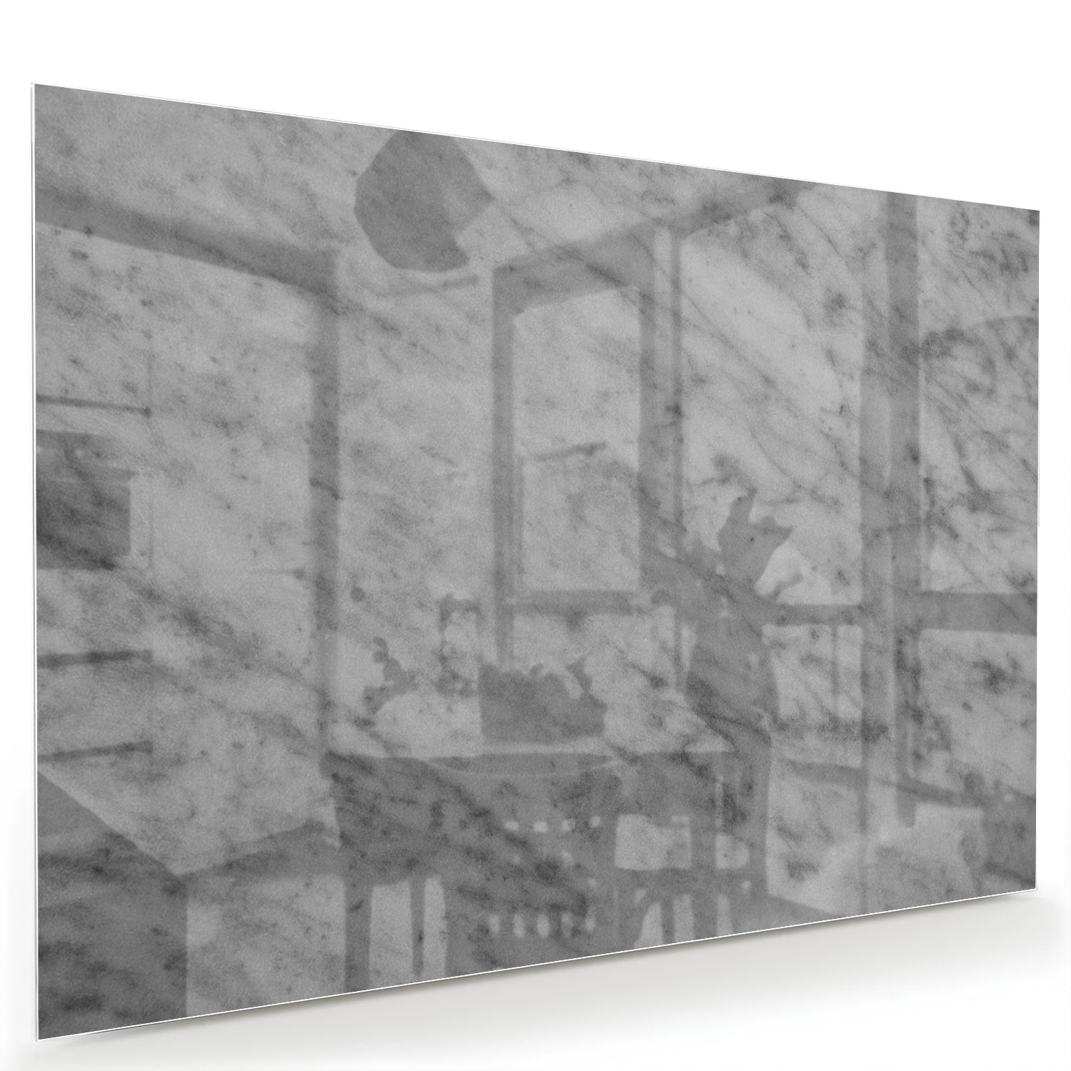 Glazen schilderij met marmerlook in een stijlvolle woonkamer met een houten meubel.