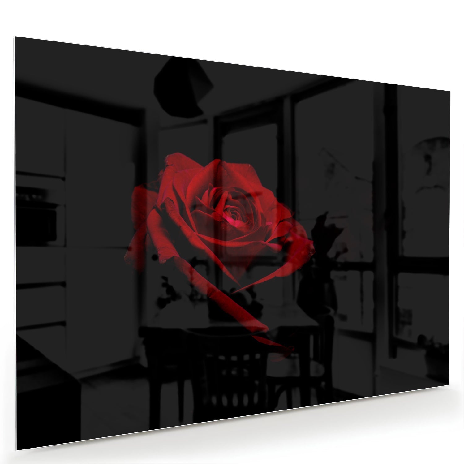 Glazen schilderij met rode roos op een zwarte achtergrond, elegant en modern.