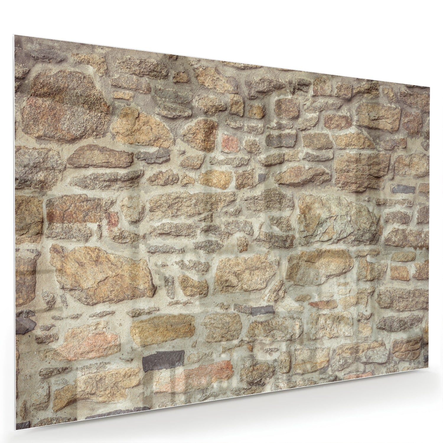 Glazen schilderij van een rustieke stenen muur in een lichte woonkamer.