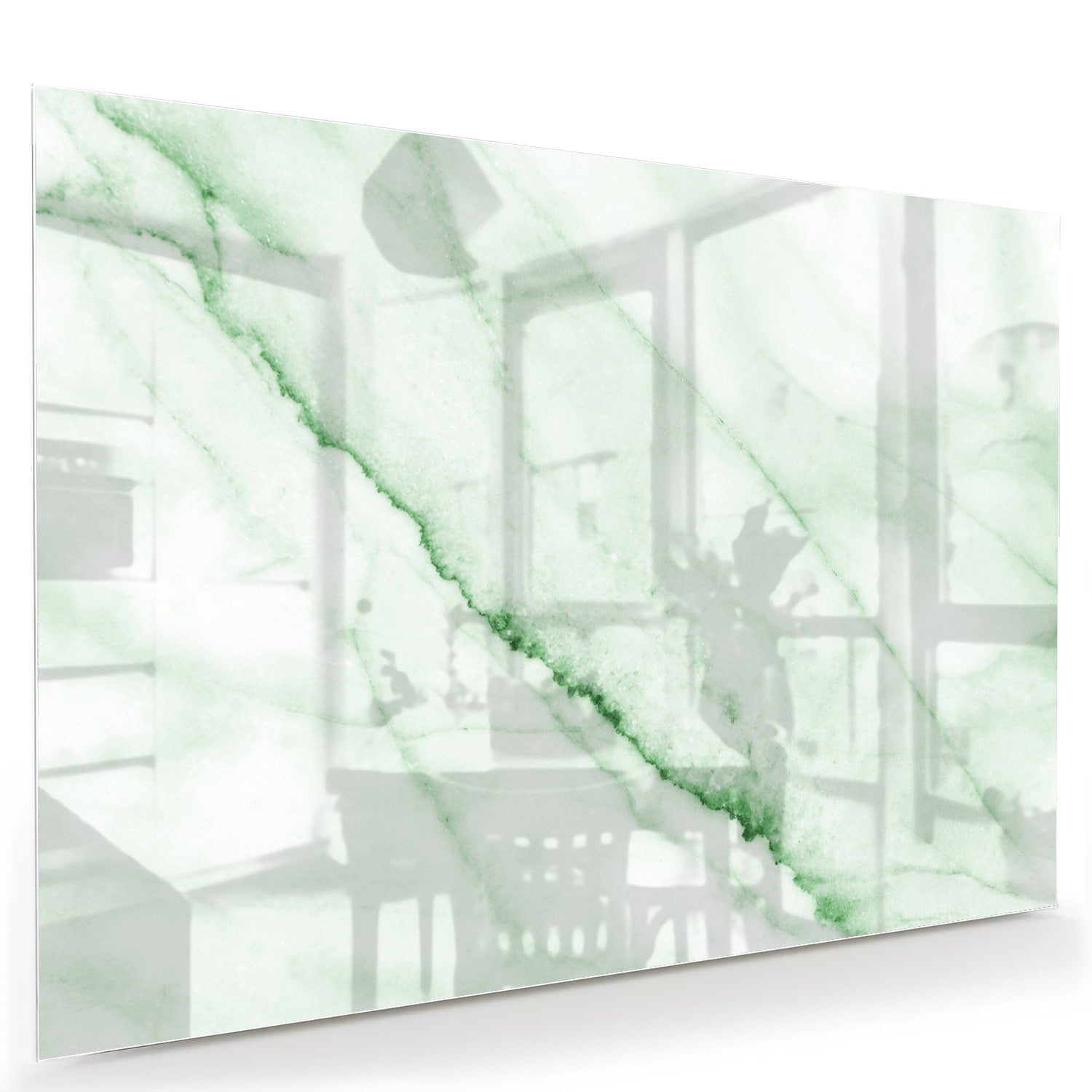 Glazen schilderij met een groene marmerlook aan de muur in een moderne woonkamer.