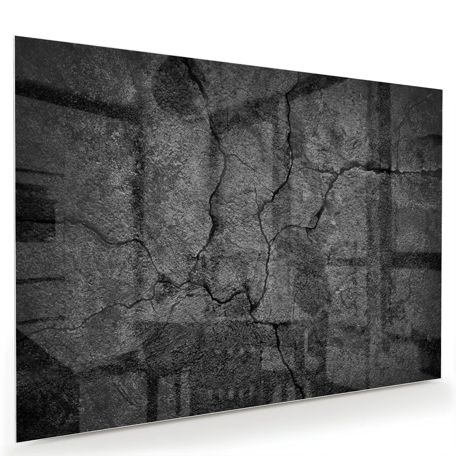 Abstract glas schilderij met een gebarsten textuur aan de muur in een moderne woonkamer.