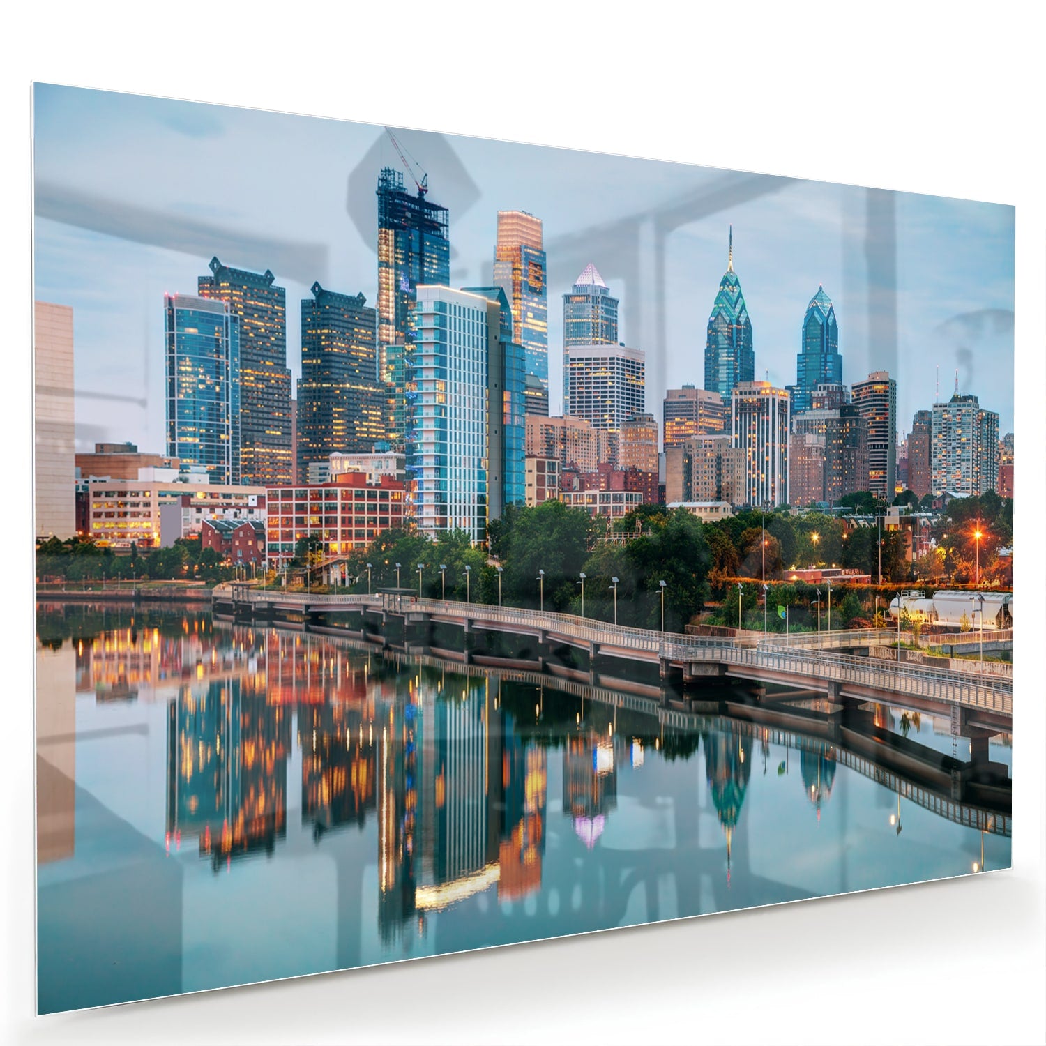 Glazen schilderij met een stadsgezicht en reflecties in het water