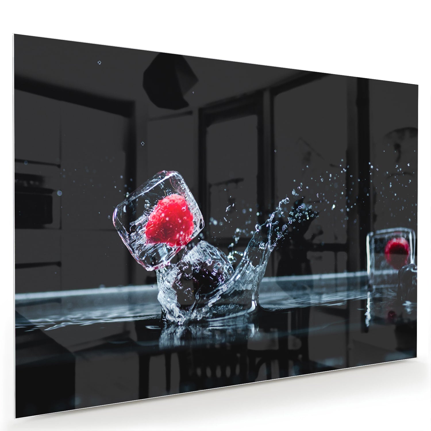 Glazen schilderij van een aardbei die in een glas valt met water splash