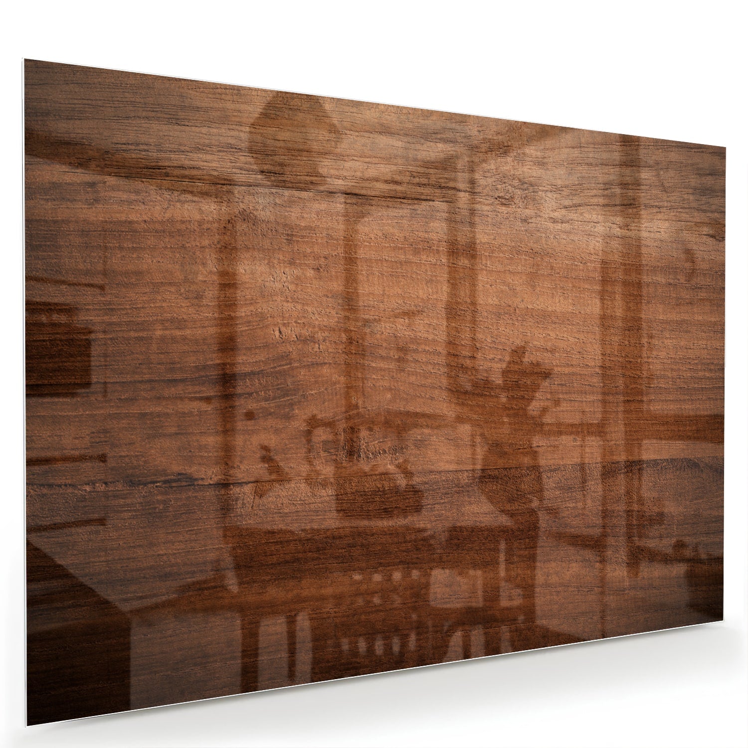 Glazen schilderij in warme houttint hangt boven een moderne kast in een woonkamer.