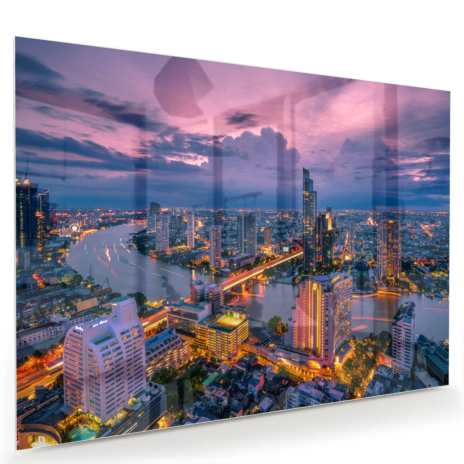 Glazen schilderij van een stad met avondlicht, perfect voor in huis.