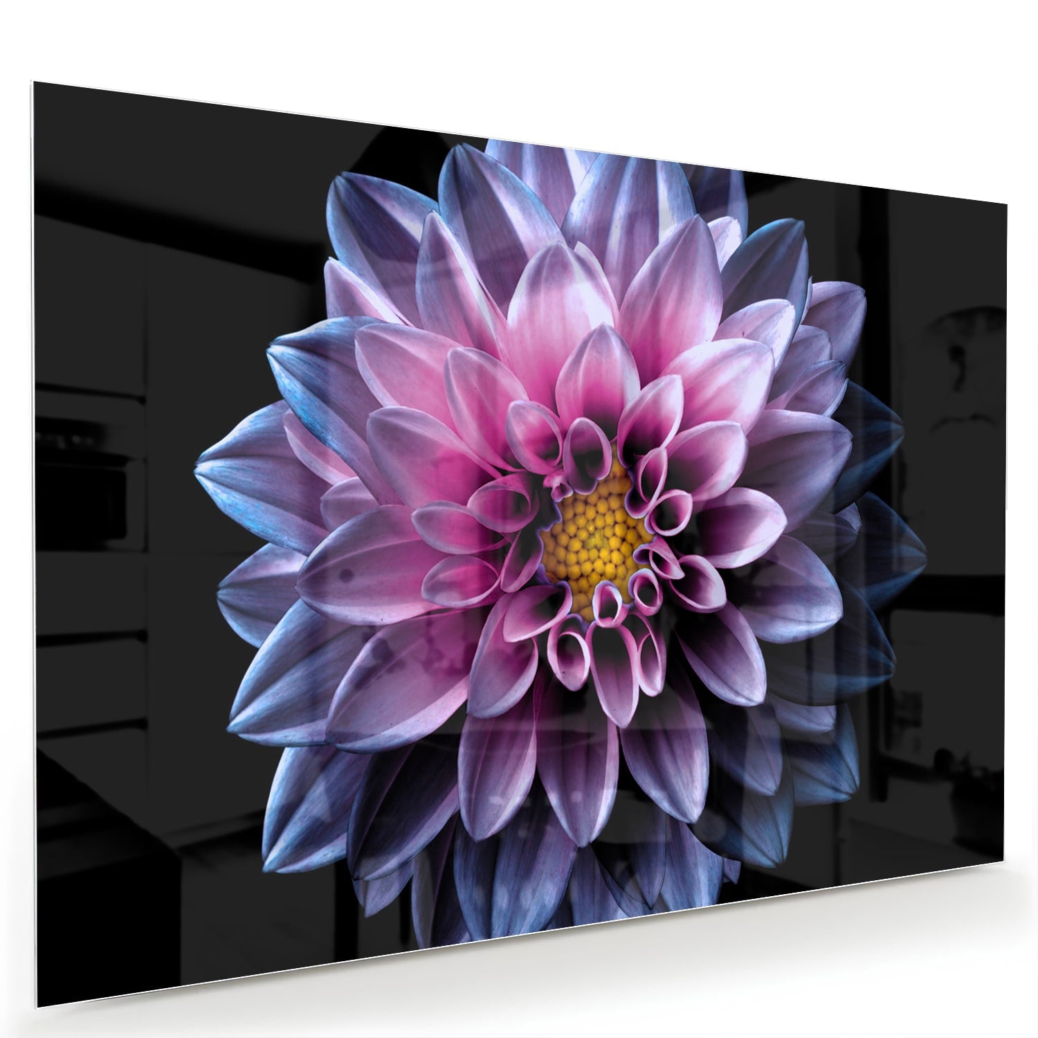 Glazen schilderij van een roze bloem aan de muur in een stijlvolle woonkamer.