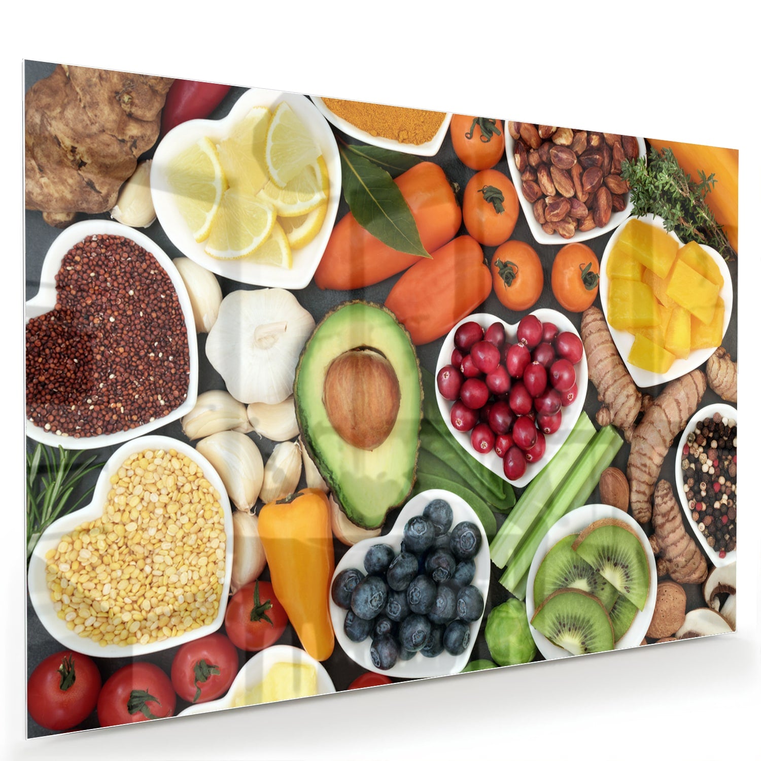 Glazen schilderij met een kleurrijke schikking van fruit en noten.