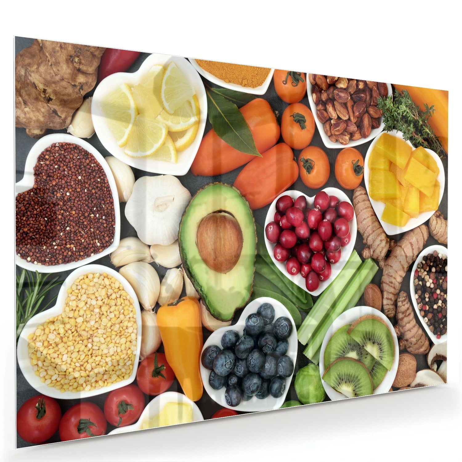 Glazen schilderij met een kleurrijke schikking van fruit en noten.