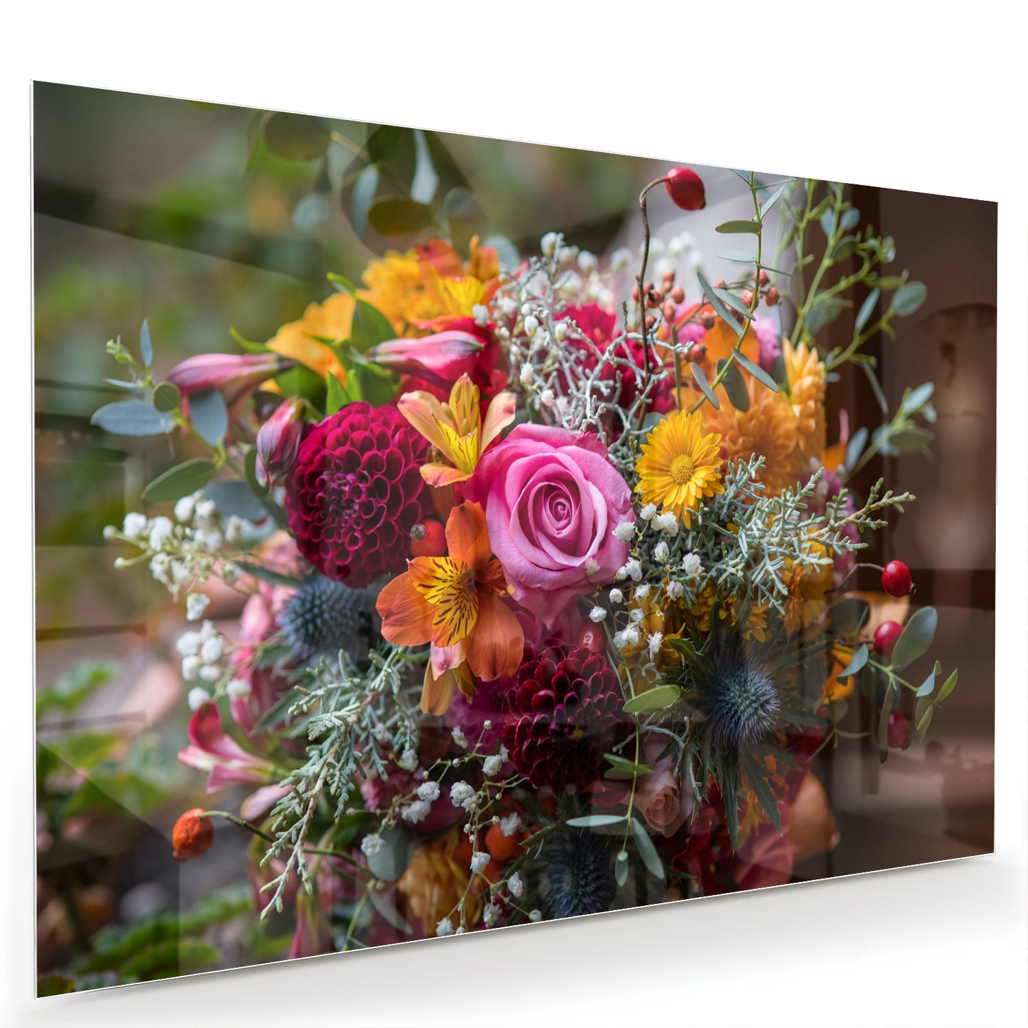 Glazen schilderij met een kleurrijk boeket bloemen aan de muur