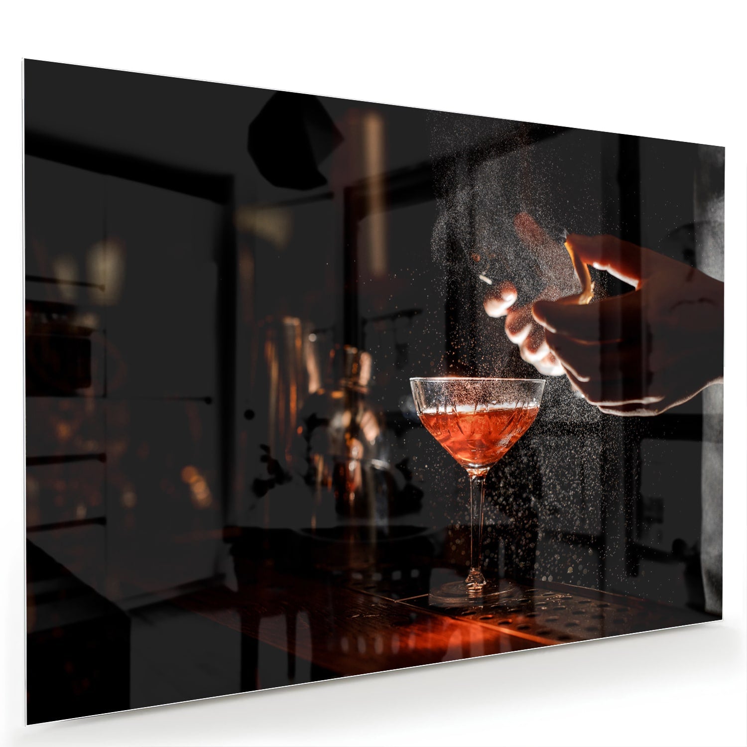 Elegante hand met cocktailglas in een sfeervolle setting