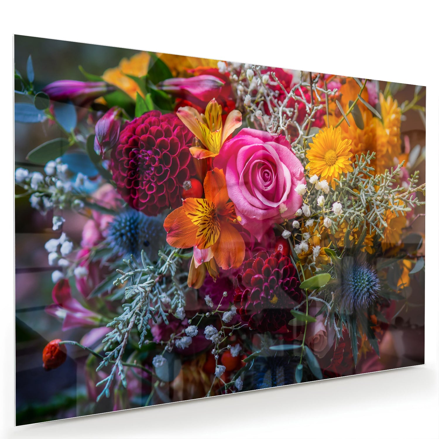 Glazen schilderij met een kleurrijke bloemenmix, inclusief rozen en andere bloemen.
