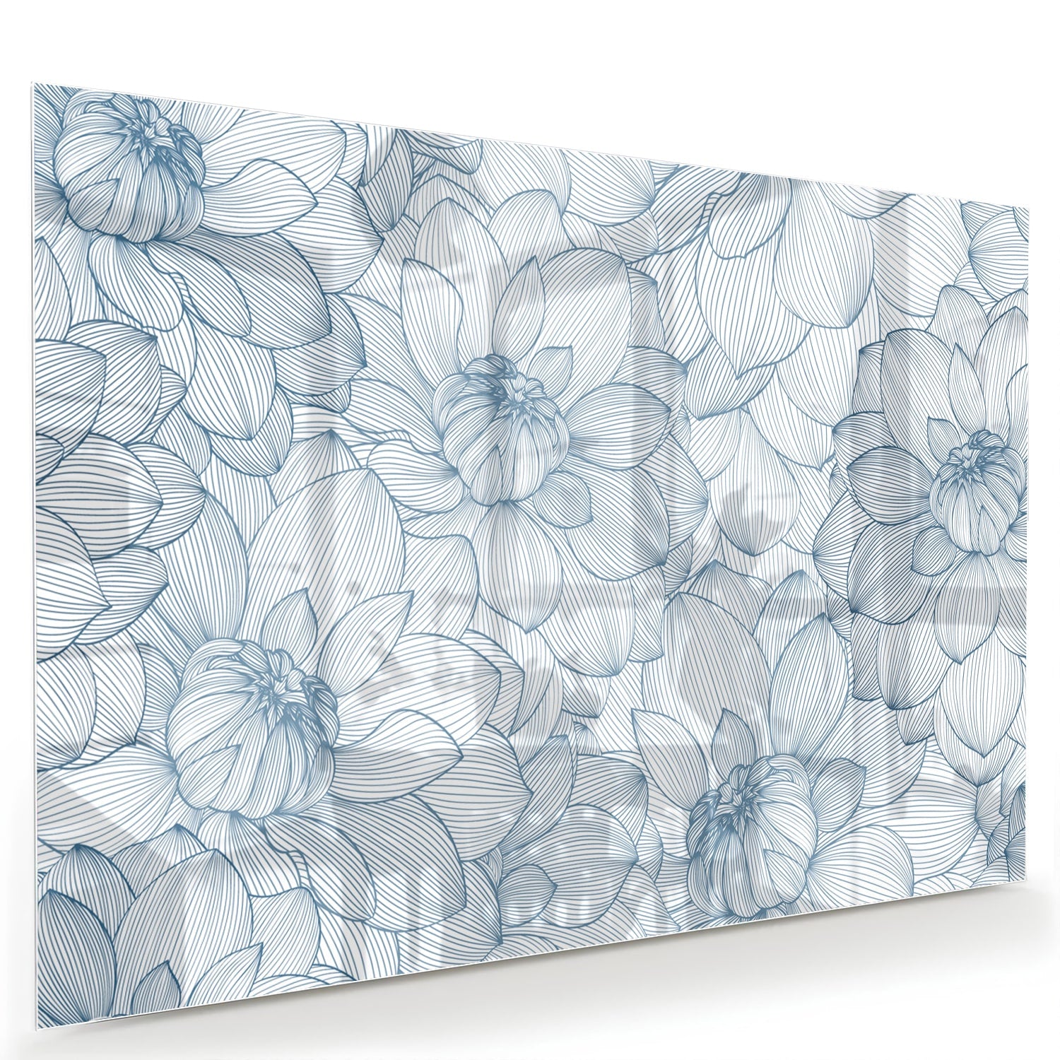 Glazen schilderij met bloemenpatroon in zachte blauwe kleuren, staat boven een houten kast.