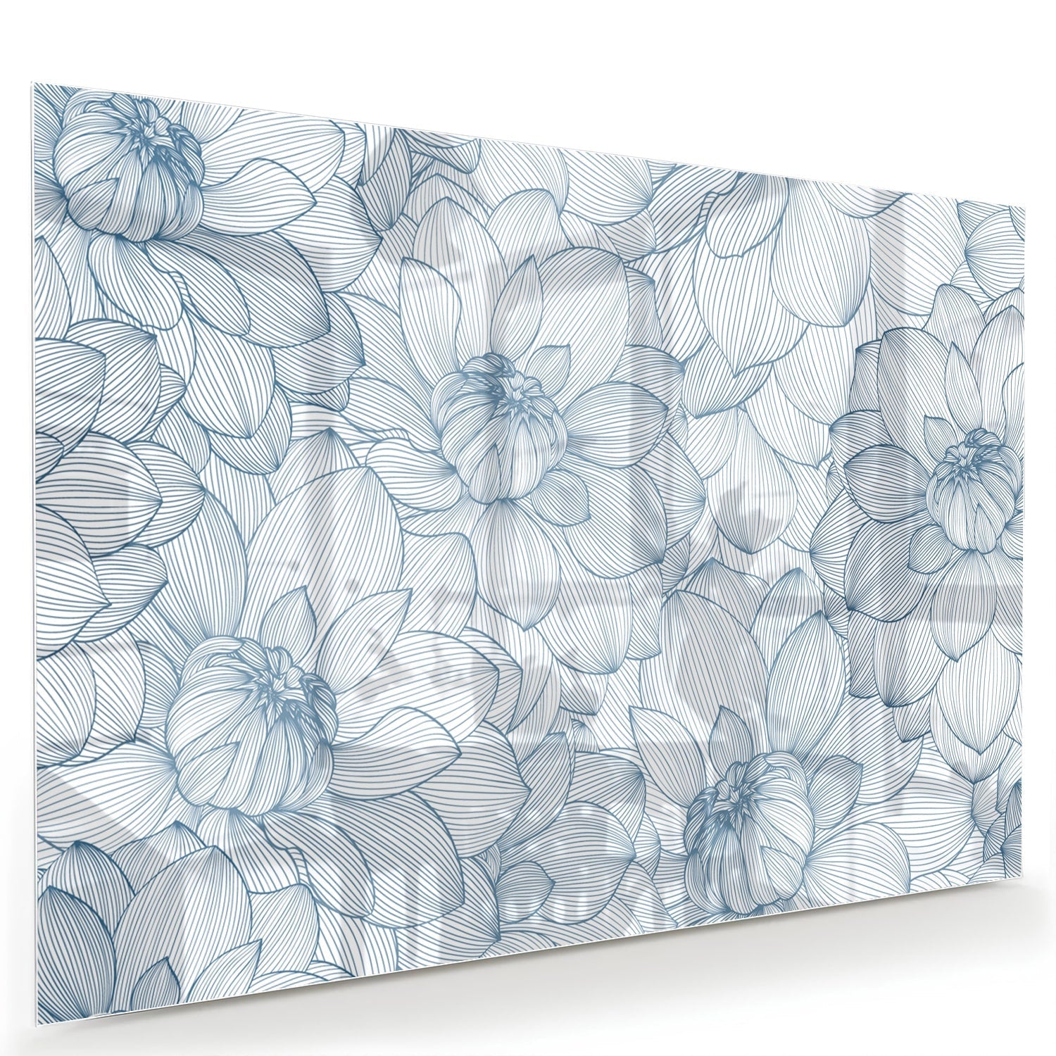 Glazen schilderij met bloemenpatroon in zachte blauwe kleuren, staat boven een houten kast.