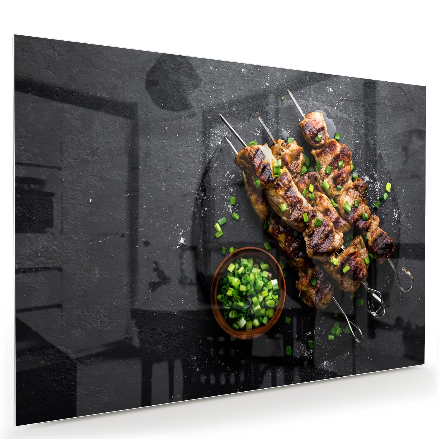 Glazen schilderij met kebabs op een zwarte achtergrond, perfect voor keuken decoratie.