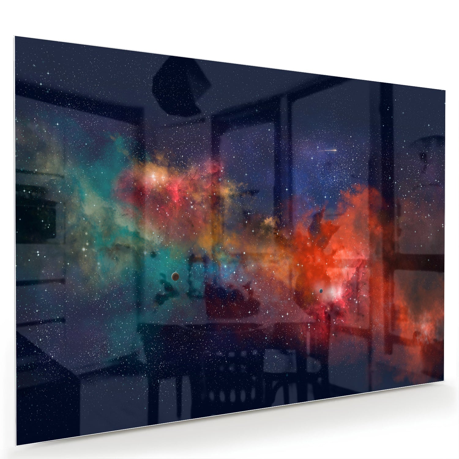Glazen schilderij van een sterrenstelsel in levendige kleuren aan de muur.