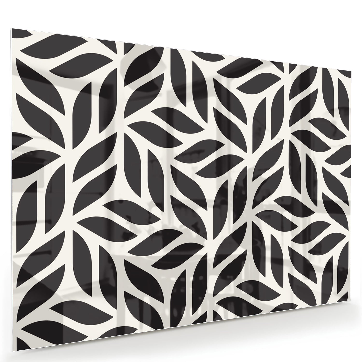 Zwart-wit glazen schilderij met bladerenpatroon aan de muur in een moderne woonkamer.
