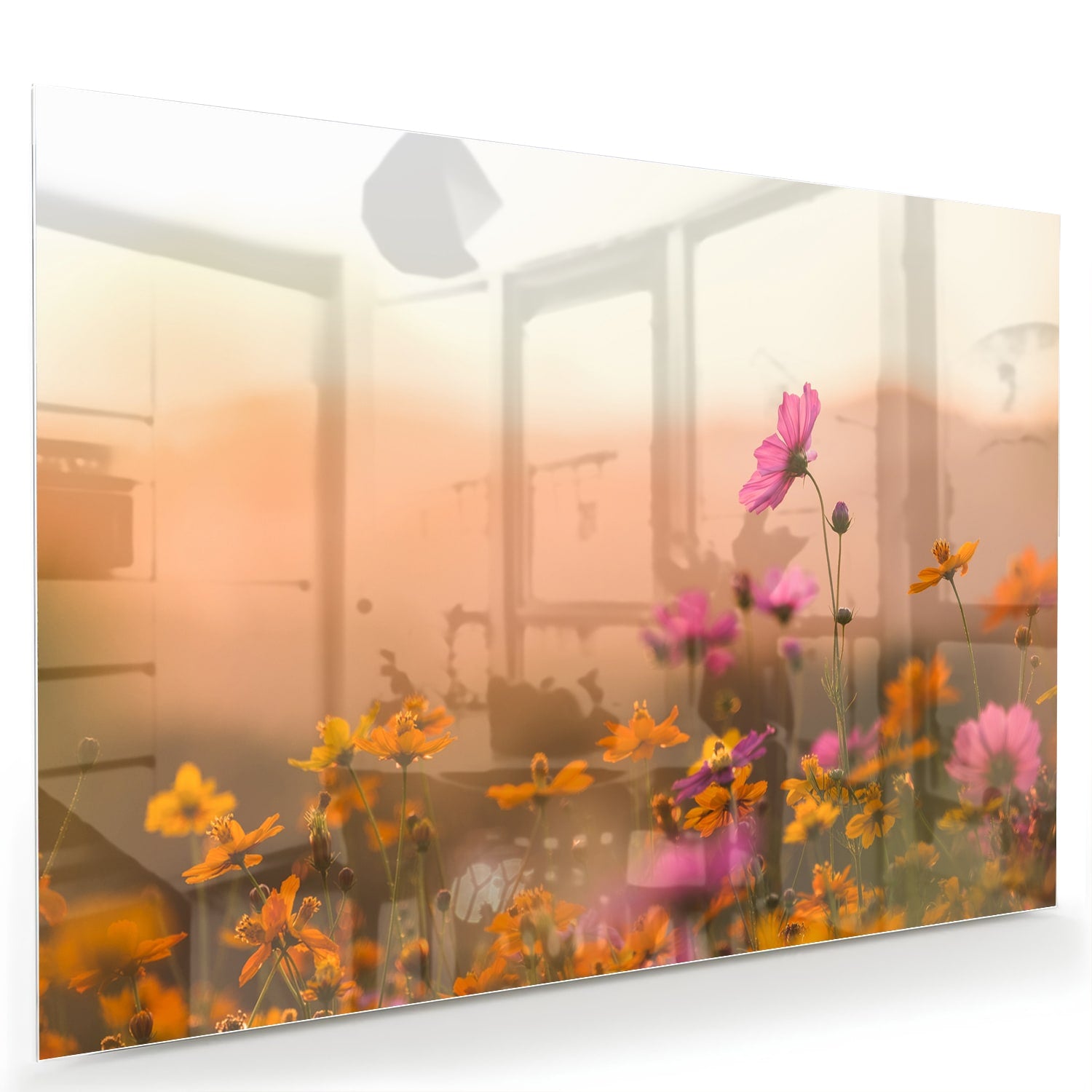 Glazen schilderij met kleurrijke bloemen tegen een pastelachtergrond.